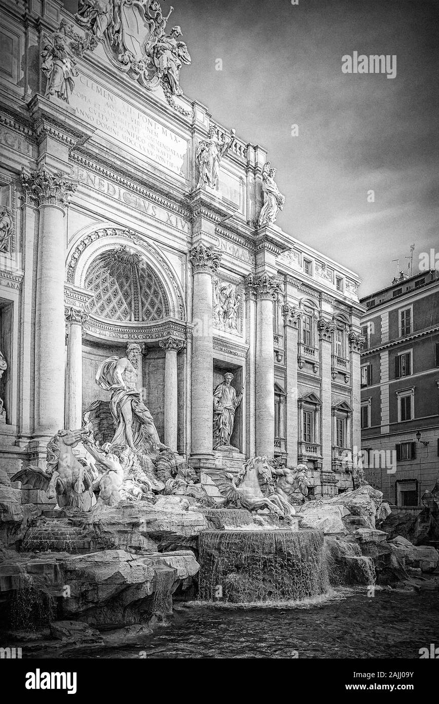 Rom, Italien, 08. JANUAR 2014: Der weltberühmte Trevi-brunnen im Zentrum von Rom, Italien. Schwarz und Weiß zu bearbeiten. Stockfoto