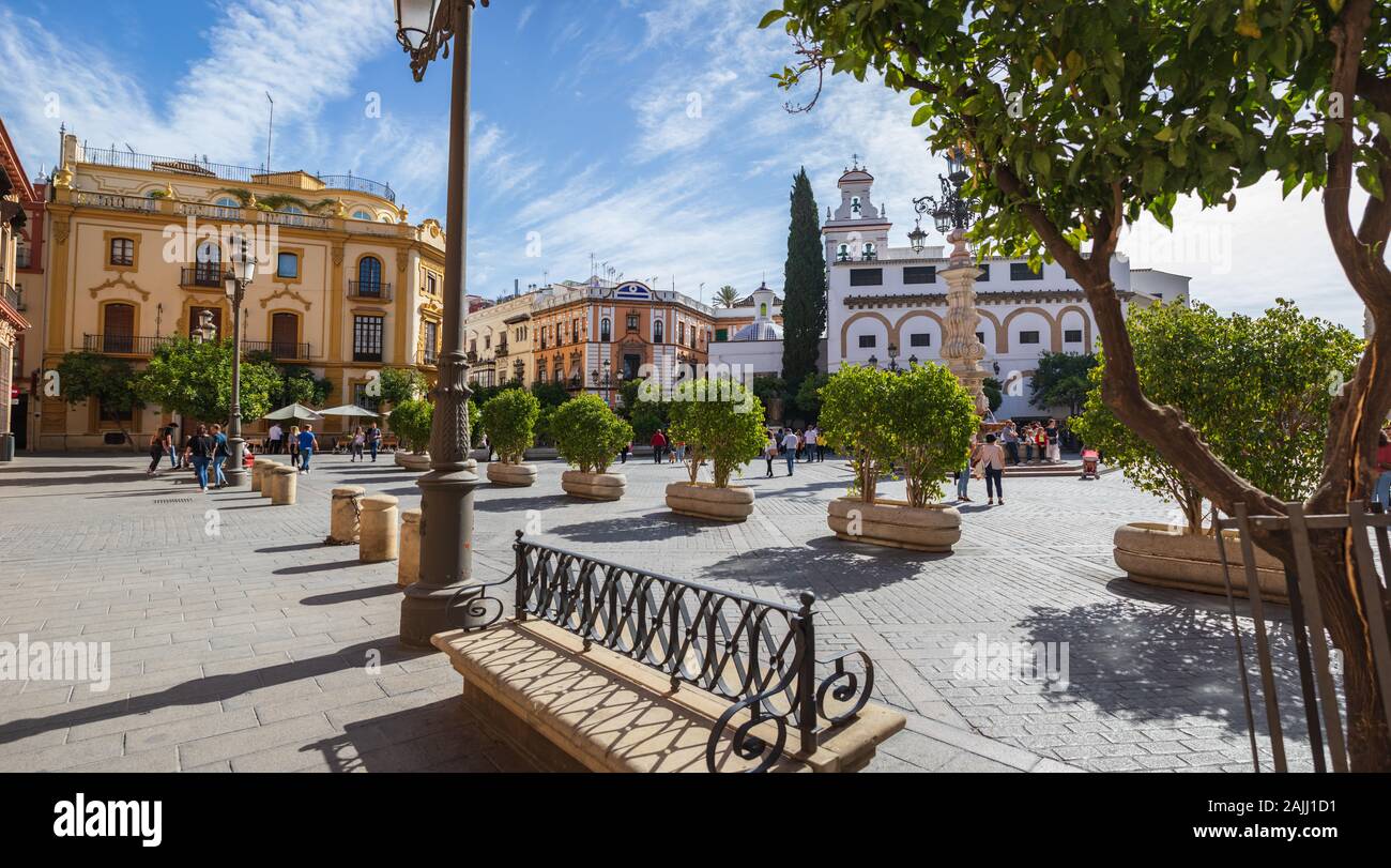 SEVILLA, SPANIEN - ca. Oktober, 2019: Das Plaza Virgen de los Reyes von Sevilla Stadt in Andalusien, Spanien Stockfoto