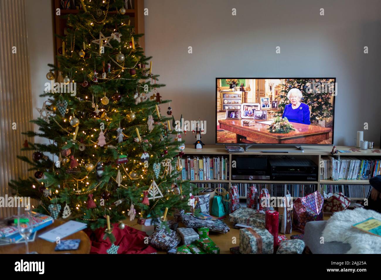 Weihnachtsgeschenke bleibt ungeöffnet unter einem Weihnachtsbaum während der Rede der Königin der Nation am Weihnachtstag, eine Tradition, die im Jahre 1932 begonnen und die erste Sendung im Fernsehen im Jahre 1957, am 25. Dezember 2019 in Bristol, England. Stockfoto