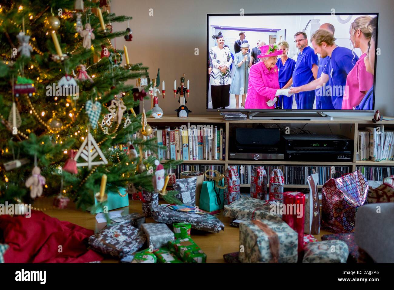 Weihnachtsgeschenke bleibt ungeöffnet unter einem Weihnachtsbaum als Königin Elizabeth erfüllt NHS-Mitarbeiter während ihrer Rede an die Nation am Weihnachtstag, eine Tradition, die im Jahre 1932 begonnen und die erste Sendung im Fernsehen im Jahre 1957, am 25. Dezember 2019 in Bristol, England. Stockfoto