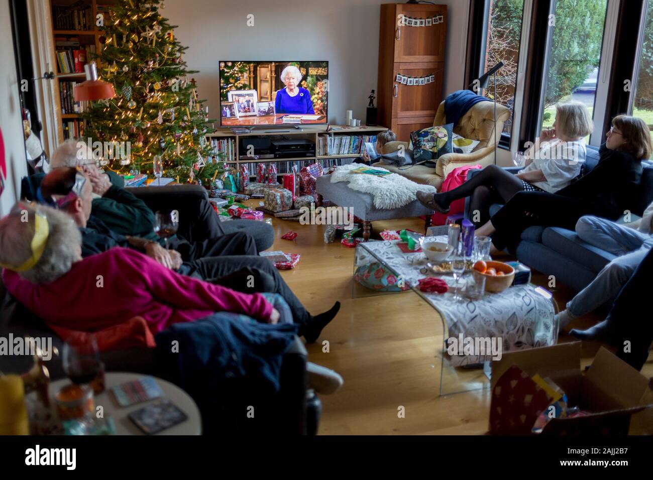 Einer britischen Familie watch Rede der Königin an die Nation am Weihnachtstag, eine Tradition, die im Jahre 1932 begonnen und die erste Sendung im Fernsehen im Jahre 1957, am 25. Dezember 2019 in Bristol, England. Stockfoto
