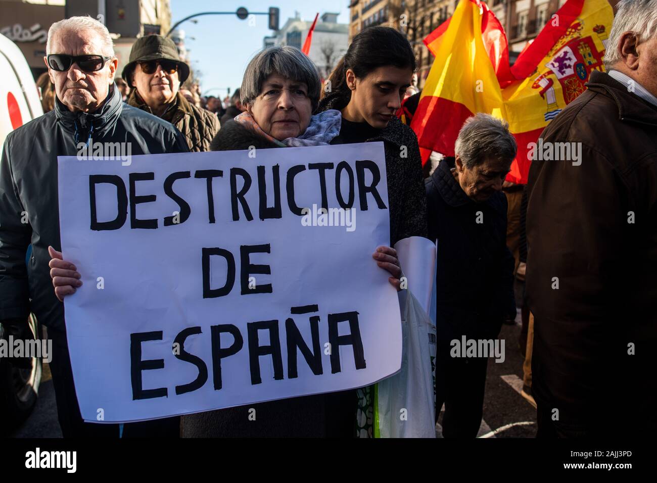 Madrid, Spanien. Am 4. Januar 2020. Eine Frau mit einem Plakat, das liest der Òdestroyer SpainÓ protestieren gegen sozialistische Führer Pedro Sanchez als ersten Tag der Amtseinführung Debatte findet in das spanische Parlament. Rechten Unterstützer fordern die Einheit Spaniens und gegen den Pakt zwischen der Sozialistischen Partei PSOE und der katalanischen Partei ERC protestieren. Credit: Marcos del Mazo/Alamy leben Nachrichten Stockfoto