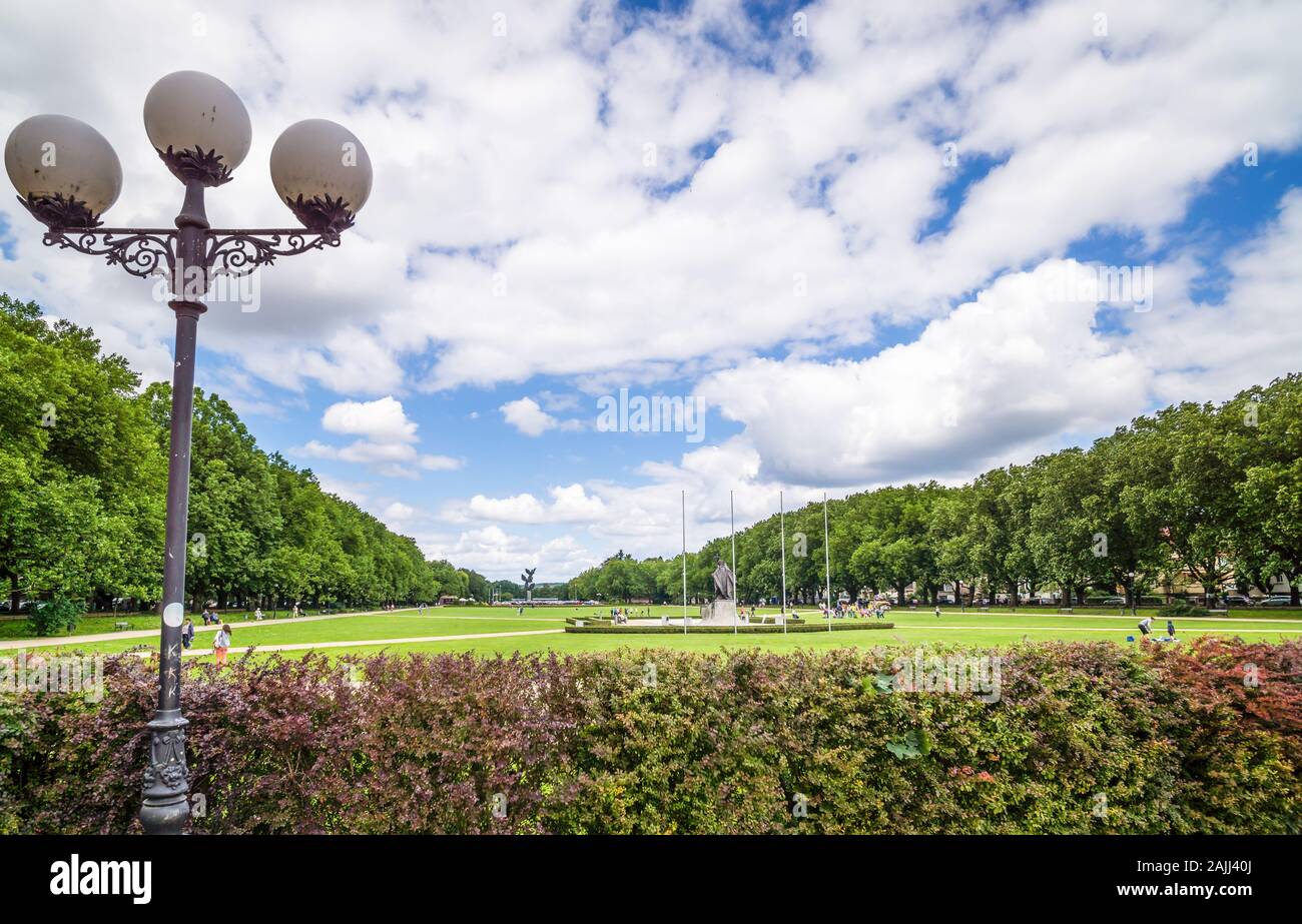 Szczecin, Polen, Juli 2016 City Park Jasne Blonia mit Statue von Papst Johannes Paul II. und das Denkmal der Urkunde der Polen in den Hintergrund Stockfoto