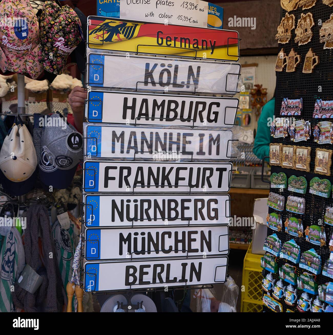 Touristische Souvenir-Fake-Kennzeichen mit Namen deutscher Städte wie  Hamburg, Nürnberg, München, München, Berlin, Frankfurt in einem Shop in  Heidelberg Stockfotografie - Alamy