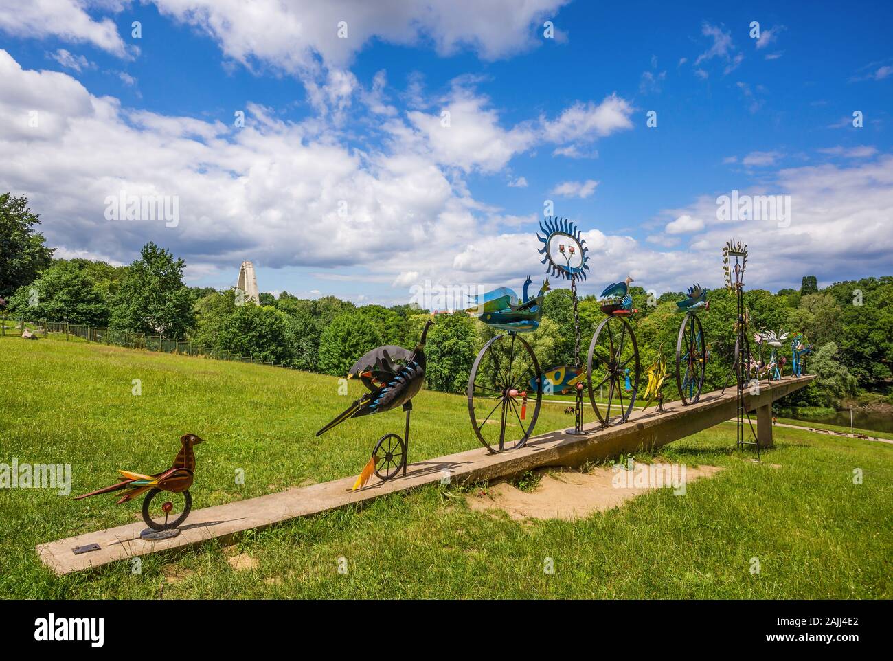 Szczecin, Polen, Juni 2016 Firebirds Skulptur des polnischen Künstlers Wladyslaw Hasior an einem kasprowicz Park mit grünen versucht, im Hintergrund Stockfoto