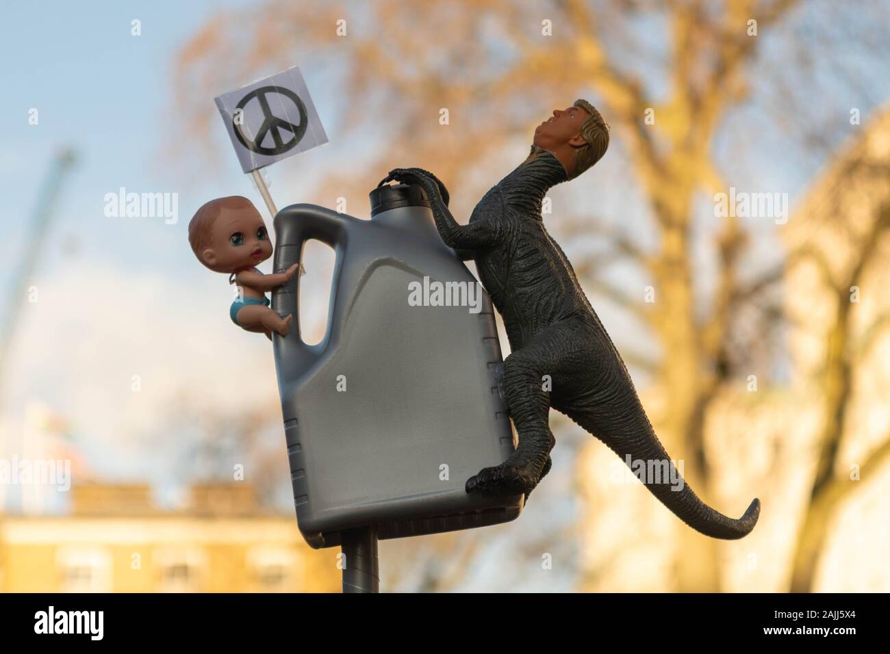 Westminster, London, Großbritannien. Januar 2020. Eine Öldose mit Spielzeugdinosaurier mit Donald Trumps Kopf, Anti-Kriegs-Demonstranten versammeln sich vor der Downing Street, London, um gegen den US-Drohnenangriff zu protestieren, bei dem der iranische General Qasem Soleimani getötet wurde. Der Protest beinhaltet Plakate, Friedenssymbole und Reden von Aktivisten und Abgeordneten. Protest in der Downing Street gegen die Ermordung des iranischen Generals Qasem Soleimani durch die USA. Penelope Barritt/Alamy Live News Stockfoto