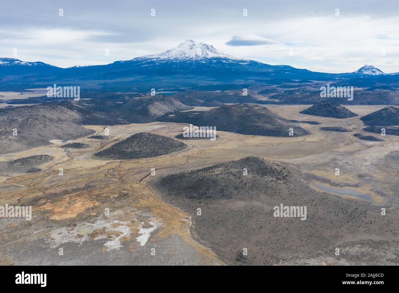 Mount Shasta in Nordkalifornien ist einer der größten und aktivsten Vulkane in der Cascade Range. Der Höhepunkt erreicht 14,160 Fuß in der Höhe. Stockfoto