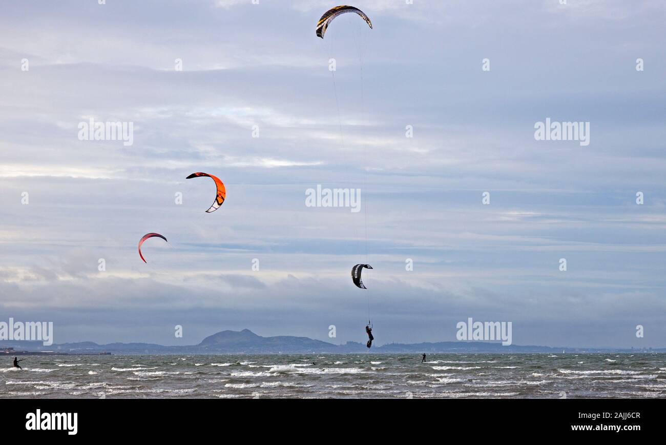 Longniddry Bents, East Lothian, Schottland. 4. Januar 2020. Gute windigen Tag für die Kitesurfer mit Wind: WSW 30 km/h und Böen: 35 km/h Temperatur um 8 Grad Celsius, das trockene Wetter rund ein Dutzend erfahrene Kerle, die zu einer Zeit sah. Prognose in der kommenden Woche wird für Stürme so, das Beste aus der aktuellen Bedingungen. Stockfoto