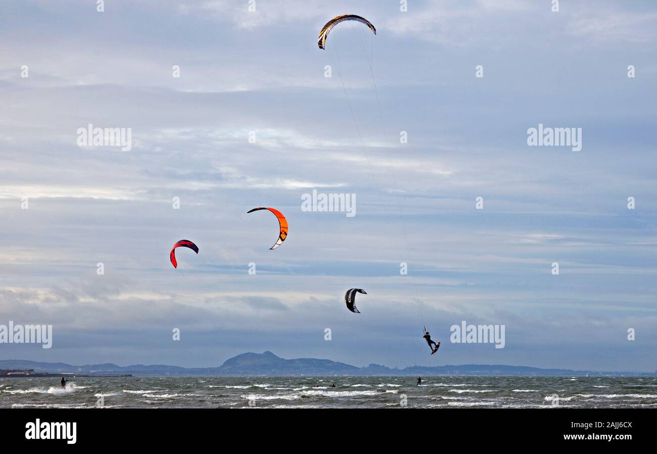 Longniddry Bents, East Lothian, Schottland. 4. Januar 2020. Gute windigen Tag für die Kitesurfer mit Wind: WSW 30 km/h und Böen: 35 km/h Temperatur um 8 Grad Celsius, das trockene Wetter rund ein Dutzend erfahrene Kerle, die zu einer Zeit sah. Prognose in der kommenden Woche wird für Stürme so, das Beste aus der aktuellen Bedingungen. Stockfoto
