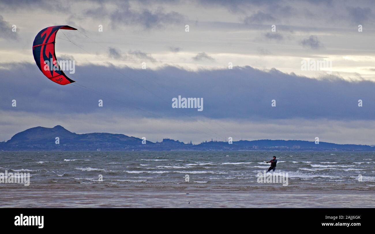 Longniddry Bents, East Lothian, Schottland. 4. Januar 2020. Gute windigen Tag für die Kitesurfer mit Wind: WSW 30 km/h und Böen: 35 km/h Temperatur um 8 Grad Celsius, das trockene Wetter rund ein Dutzend erfahrene Kerle, die zu einer Zeit sah. Prognose in der kommenden Woche wird für Stürme so, das Beste aus der aktuellen Bedingungen. Stockfoto