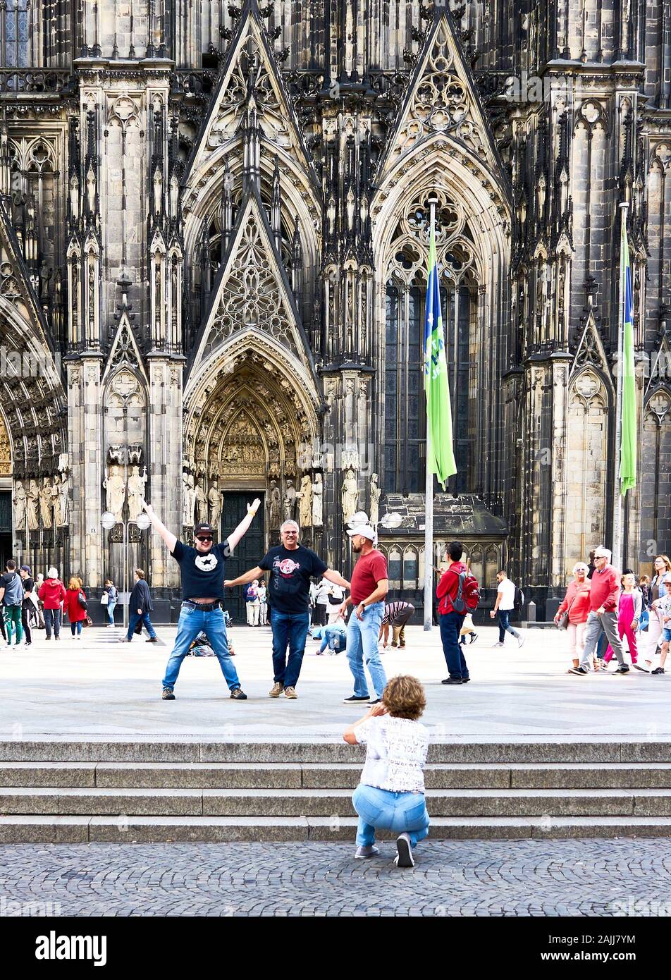 Kölner Domfront mit den Fotos der Touristen, die zur Feier dieses Wahrzeichen gemacht wurden. Stockfoto