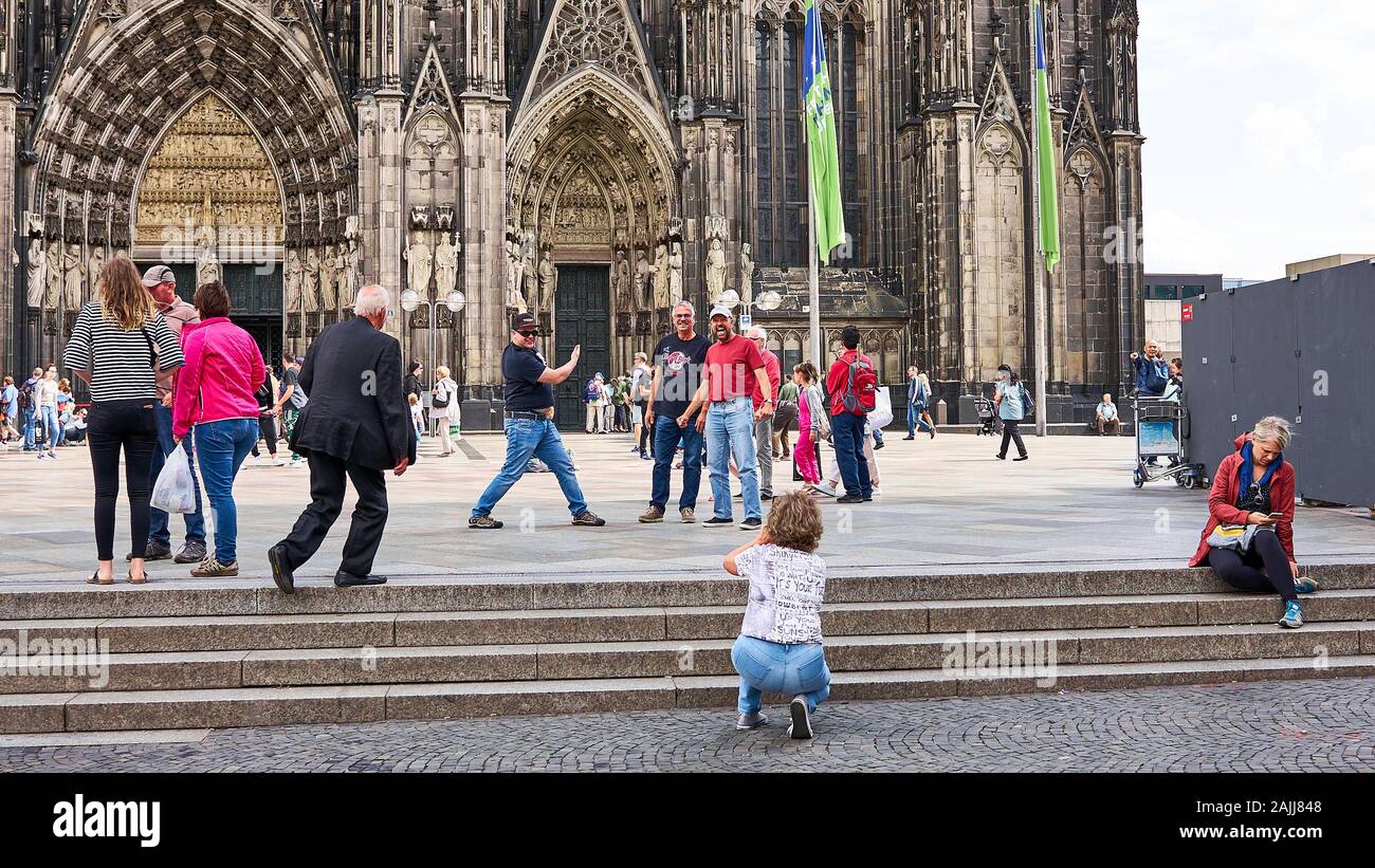 Drei Männer machen sich öffentlich auf, während sie ihr Foto vor dem berühmten Touristenziel des gotischen Kölner Doms in Deutschland machen. Stockfoto Drei Männer machen sich öffentlich auf, während sie ihr Foto vor dem berühmten Touristenziel des gotischen Kölner Doms in Deutschland machen. Stockfoto