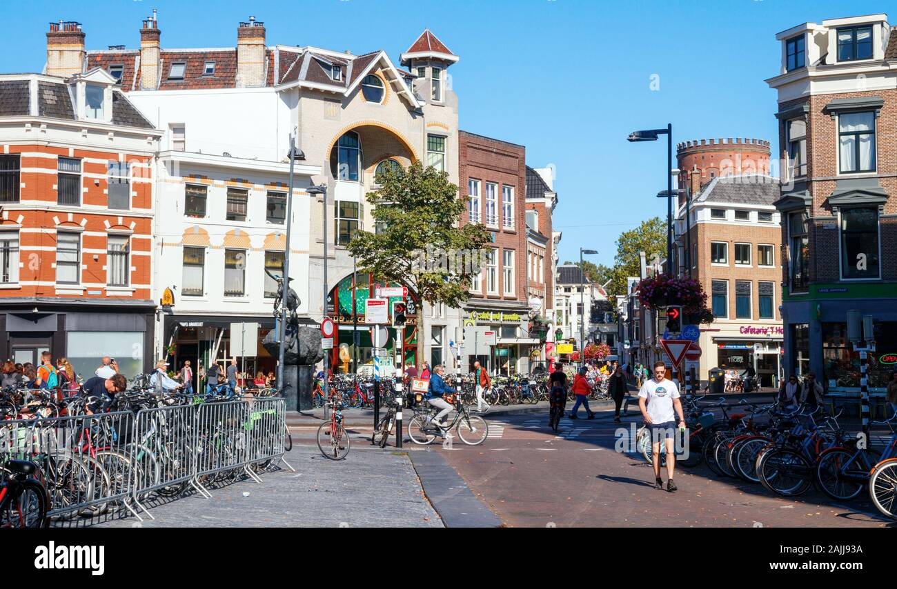 Das Stadtzentrum von Utrechter mit Voorstraat (Front Street) und Neude an einem sonnigen Nachmittag, voll mit geparkten Fahrrädern. Niederlande. Stockfoto