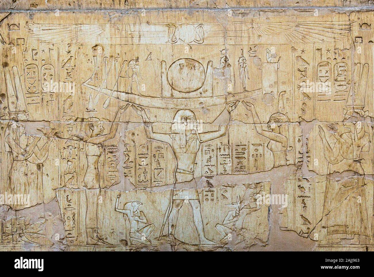 UNESCO Welterbe, Theben in Ägypten, Assassif (Teil des Tals der Adligen), Grab von pabasa. Ein Gott wirft ein solarboot. Stockfoto