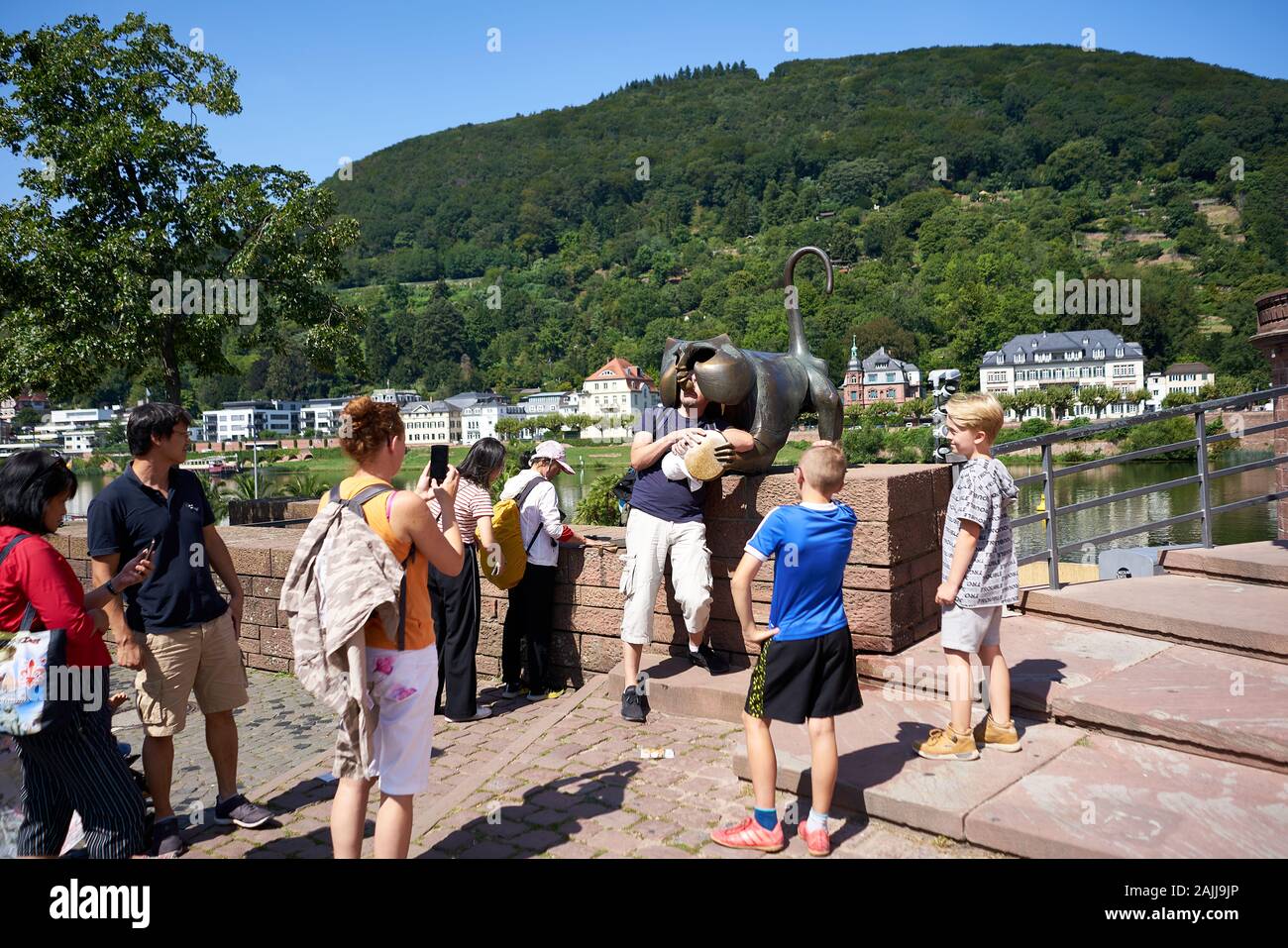 Touristen Spaß haben Sie Ihre Bilder in das berühmte Heidelberger Affen an der alten Brücke in der Altstadt von Heidelberg, Deutschland posieren. Stockfoto