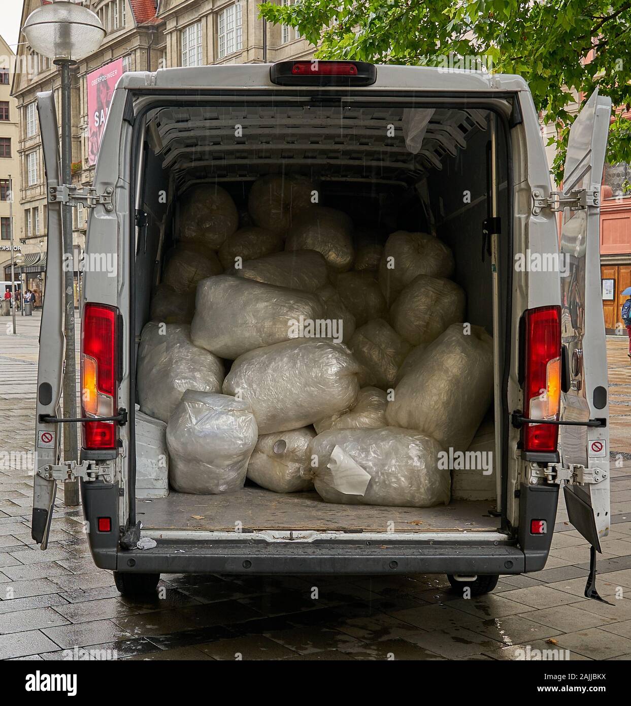 Innenansicht der Rückseite eines recycling Truck mit klaren Plastiktüten von Abfällen zur Verwertung in der Innenstadt von München Deutschland gesammelt werden gefüllt. Stockfoto