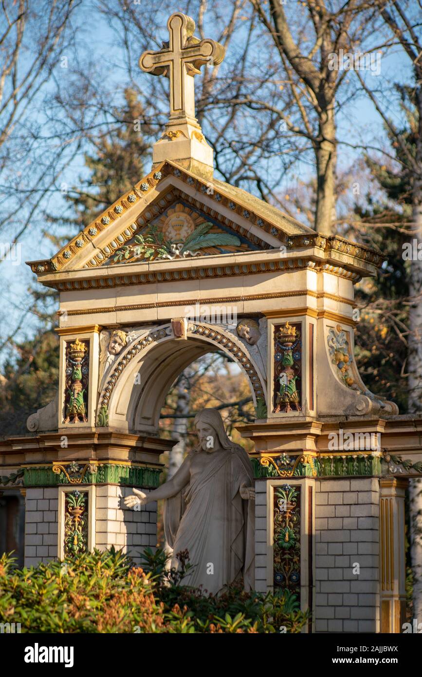 Bunte Mausoleum mit einer Statue von Jesus Christus auf dem Dorotheenstädtischen Friedhof in Berlin, Deutschland Stockfoto