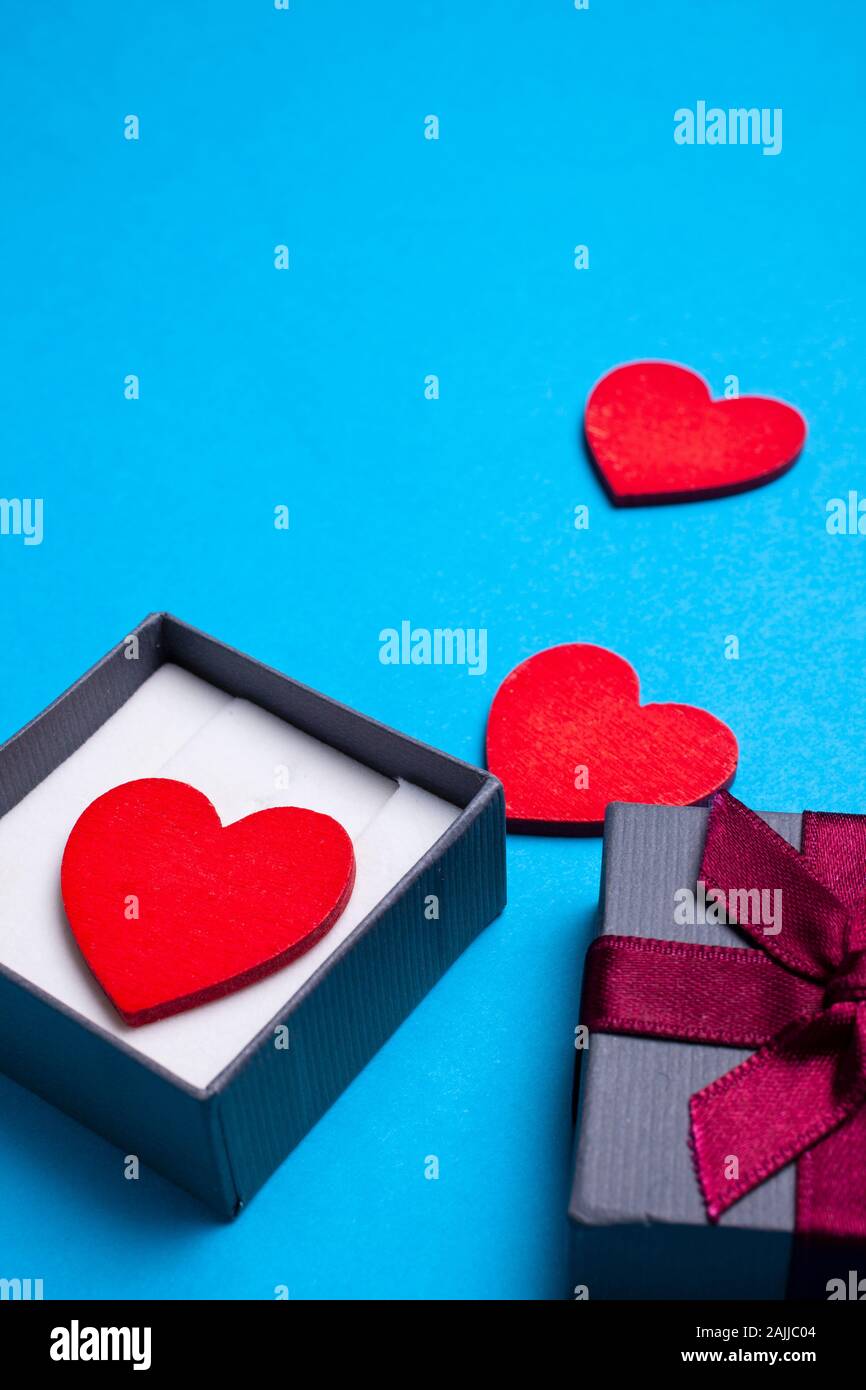 Rotes Herz in Geschenkbox - Valentinstag Stockfoto