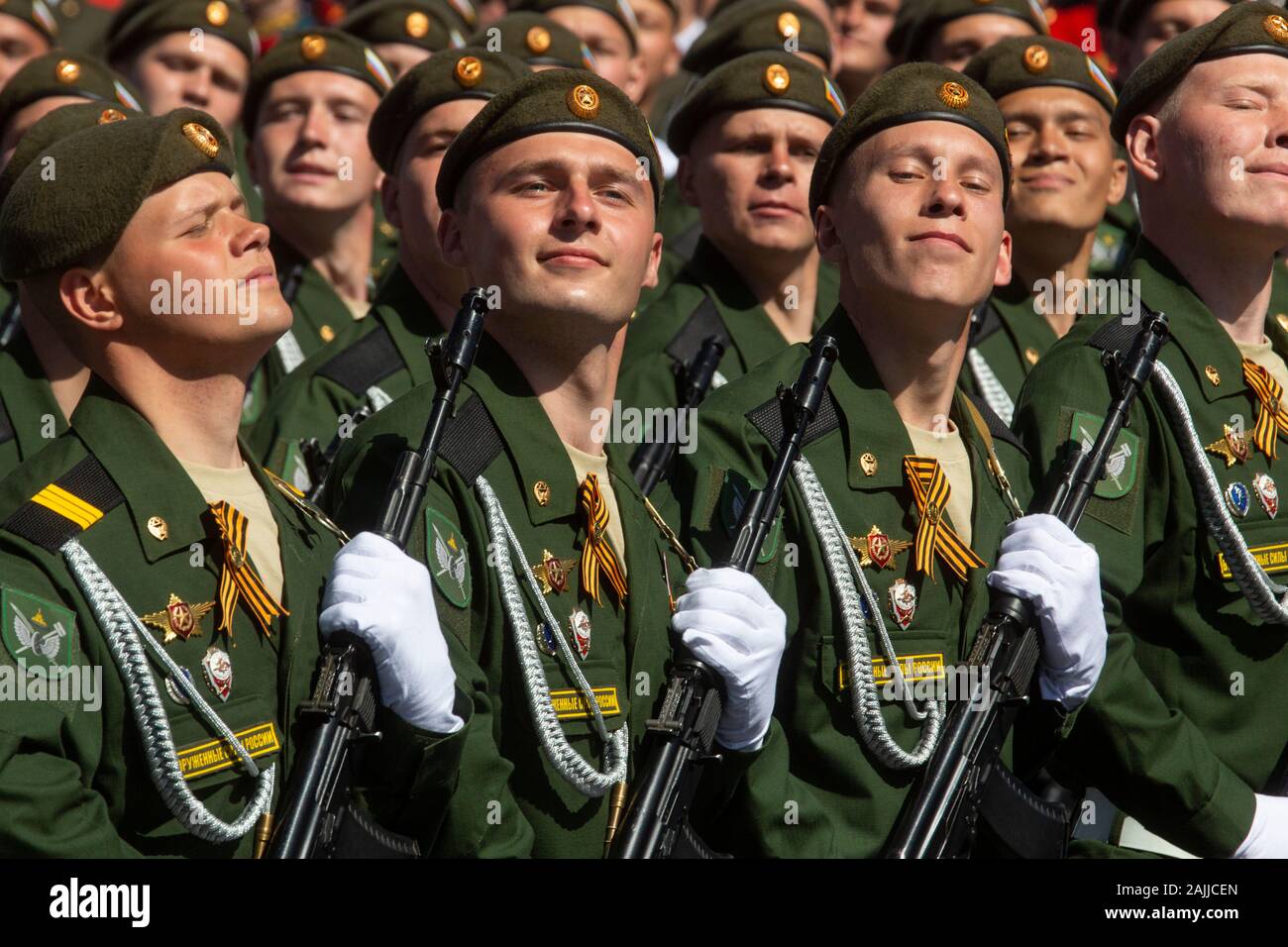 Moskau, Russland. 7. Mai, 2015 Kadetten der militärischen Universität März über dem Roten Platz in Moskau bei einem Sieg Tag Militärparade anlässlich des 70. Jahrestages des Sieges über Nazi-Deutschland im Großen Vaterländischen Krieg von 1941-1945 Stockfoto