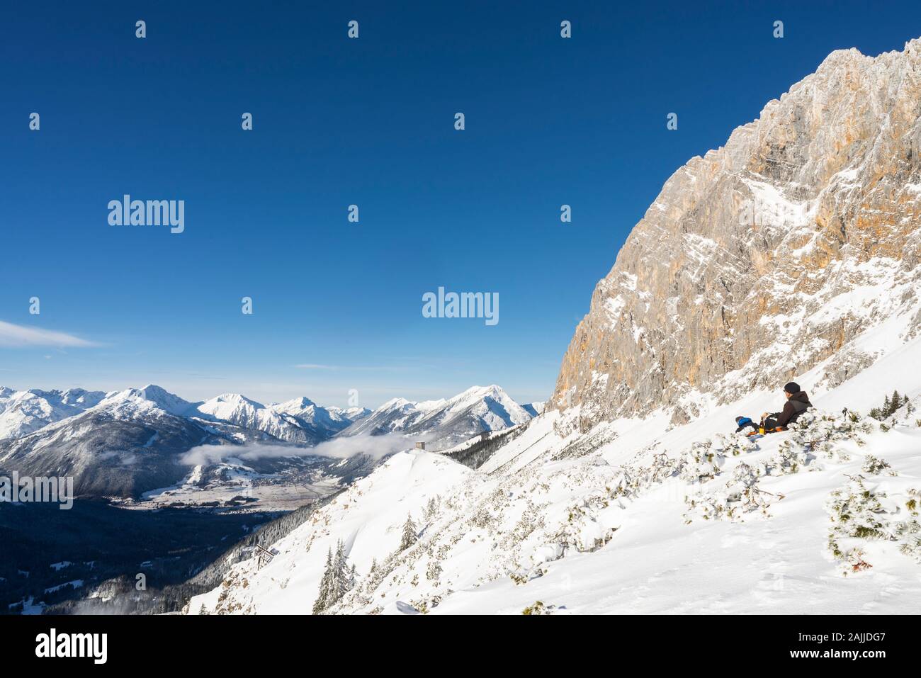 Winterpanorama von Ehrwald-Becken, Ehrwalder Sonnenspitze, Wettersteinmassiv, Ammergau und Lechtaler Alpen vom Issentalkopf, Österreich Stockfoto