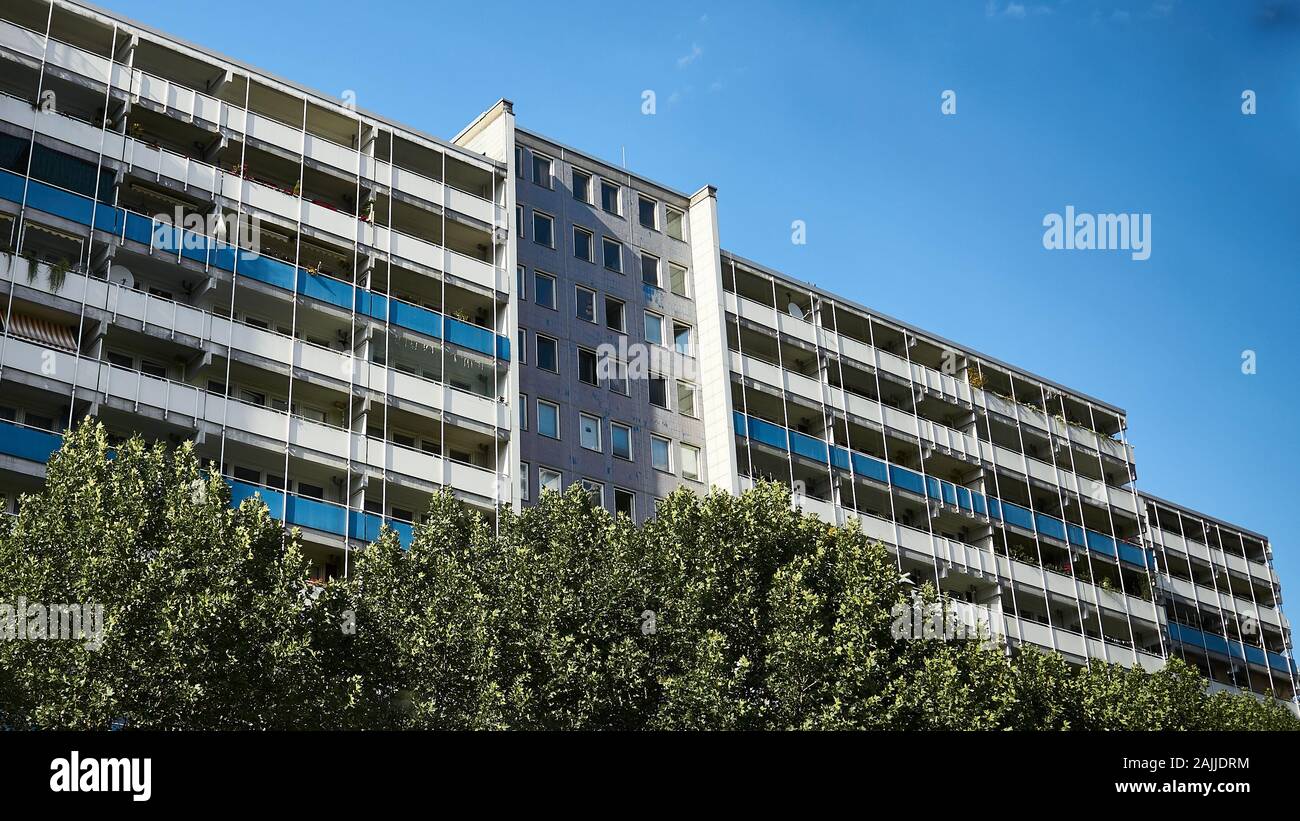 Eines der letzten kommunistischen Wohnblocks im ursprünglichen Zustand aus der Zeit vor dem Fall der Berliner Mauer. Stockfoto