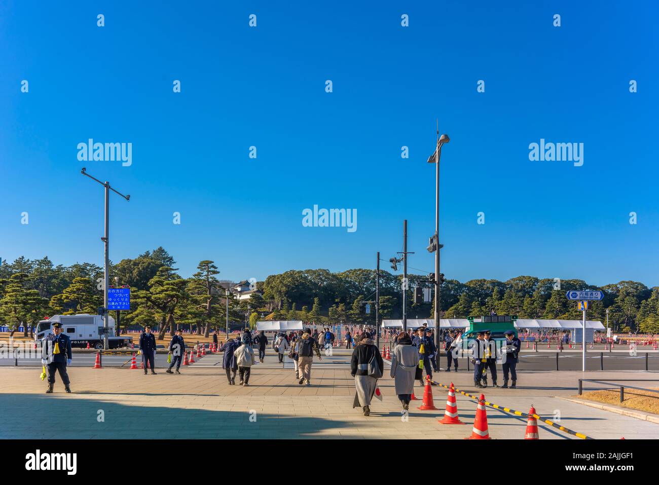 Polizei Security Check für den Auftritt anlässlich des Neuen Jahres von Seiner Majestät dem Kaiser und Kaiserin von Japan im Imperial Palace Stockfoto