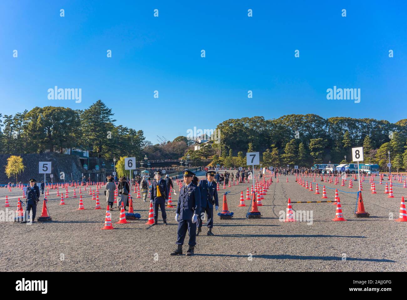 Polizei Security Check für den Auftritt anlässlich des Neuen Jahres von Seiner Majestät dem Kaiser und Kaiserin von Japan im Imperial Palace Stockfoto