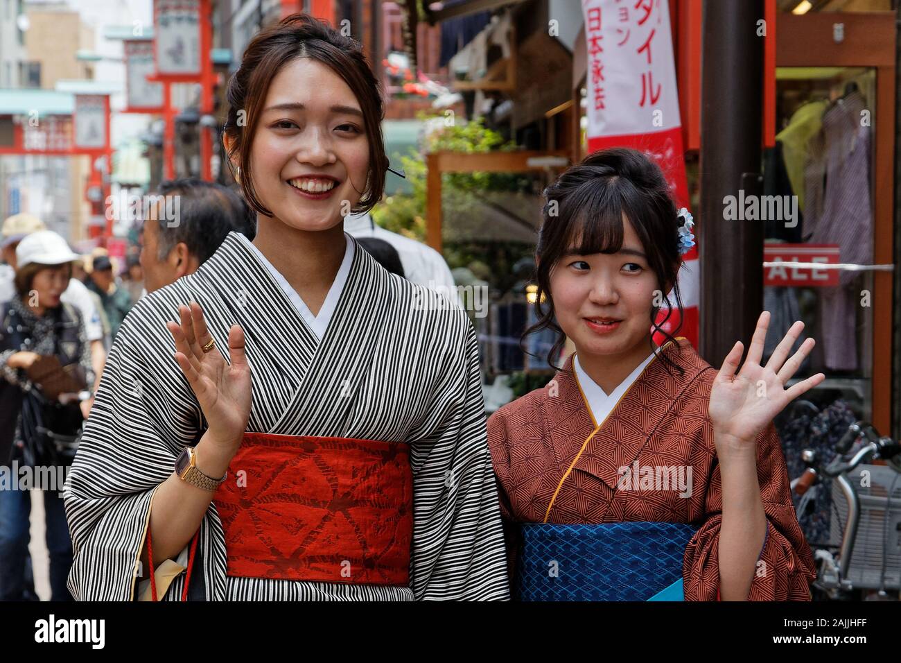 Tokio, Japan, 18. Mai 2019: lächelnden jungen japanischen Frauen im Kimono Dressing. Stockfoto