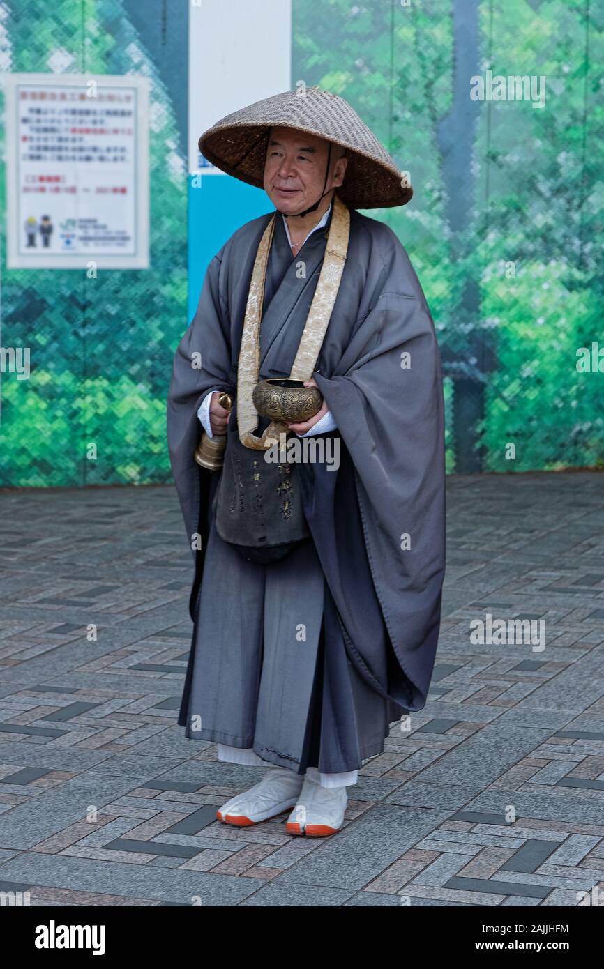 Tokio, Japan, 19. Mai 2019: alte, traditionelle japanische Mönch in einem Tokio Park Eingang. Stockfoto