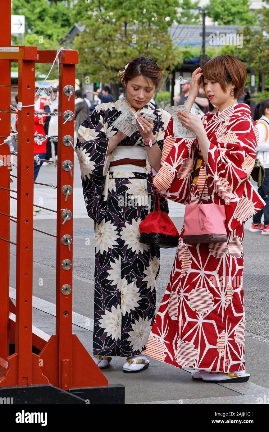 Tokio, Japan, Mai 9, 2019: Junge Frauen im Kimono an Senso-Ji Tempel. Stockfoto