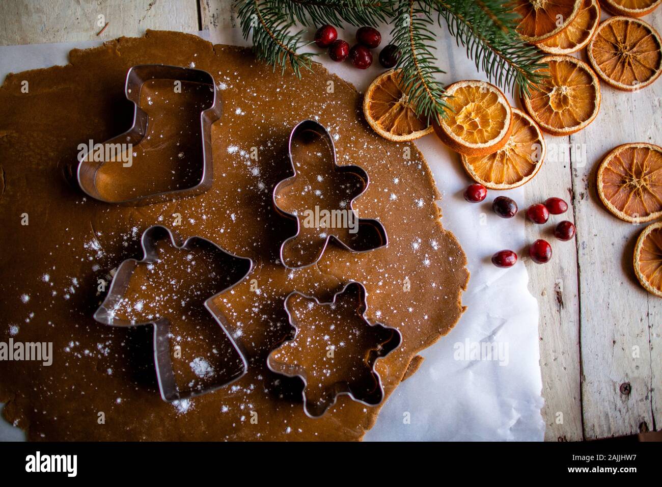 Über dem Schuss der weihnachtsfeiertage Keksschneider auf Teig drinnen Stockfoto