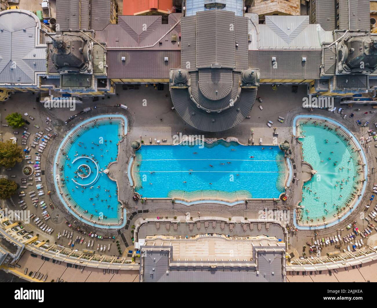 Antenne drone Ansicht auf das berühmte Széchenyi Thermalbad und Spa an einem sonnigen Herbsttag in Budapest, Ungarn. Budapest, Ungarn - 30. September 2019. Stockfoto