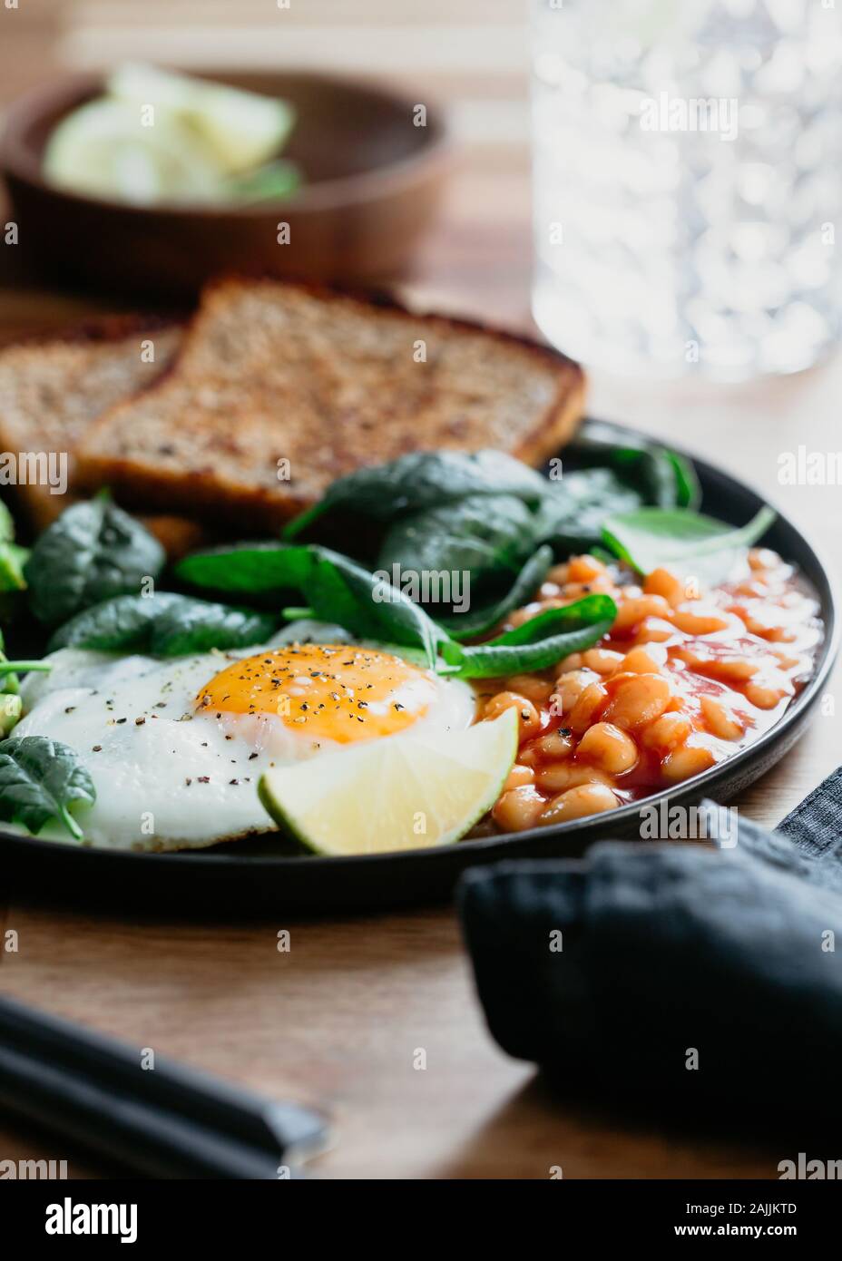 Gesundes Frühstück oder Mittagessen zu Hause oder im Café mit Spiegelei ...