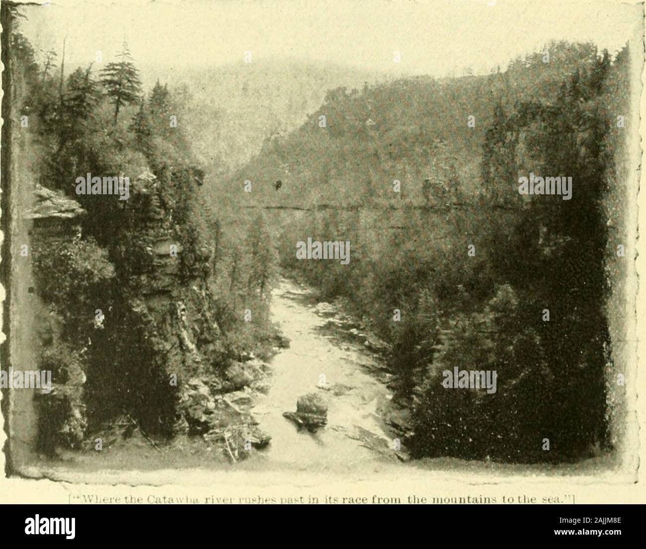 Das Land der Himmel, und darüber hinaus. [Wliere der Catawba River Vergangenheit in seiner Rasse ruohes von 11 von Lock und über masvivi-an-lit-s und liiiih Imt Milistaiitial lit&gt; Ilis.] (und im Land unmittelbar angrenzenden. Tryon liegt 40 Meilen südlich von Asheville. Es ist abeautiful kleine Dorf mit Alpen - wie sur-Rundungen. Seine Bevölkerung ist weitgehend madeup der Gesundheit - Asylbewerber aus allen Teilen des Landes. Die fast senkrecht wallof nrowrrtains, 1.500 bis 2.000 Meter hohen, curvedlike ein Hufeisen im Norden und Westen des Dorfes, effectivelyshuts alle Kalt-er Winden, während theopen Land thesout Stockfoto