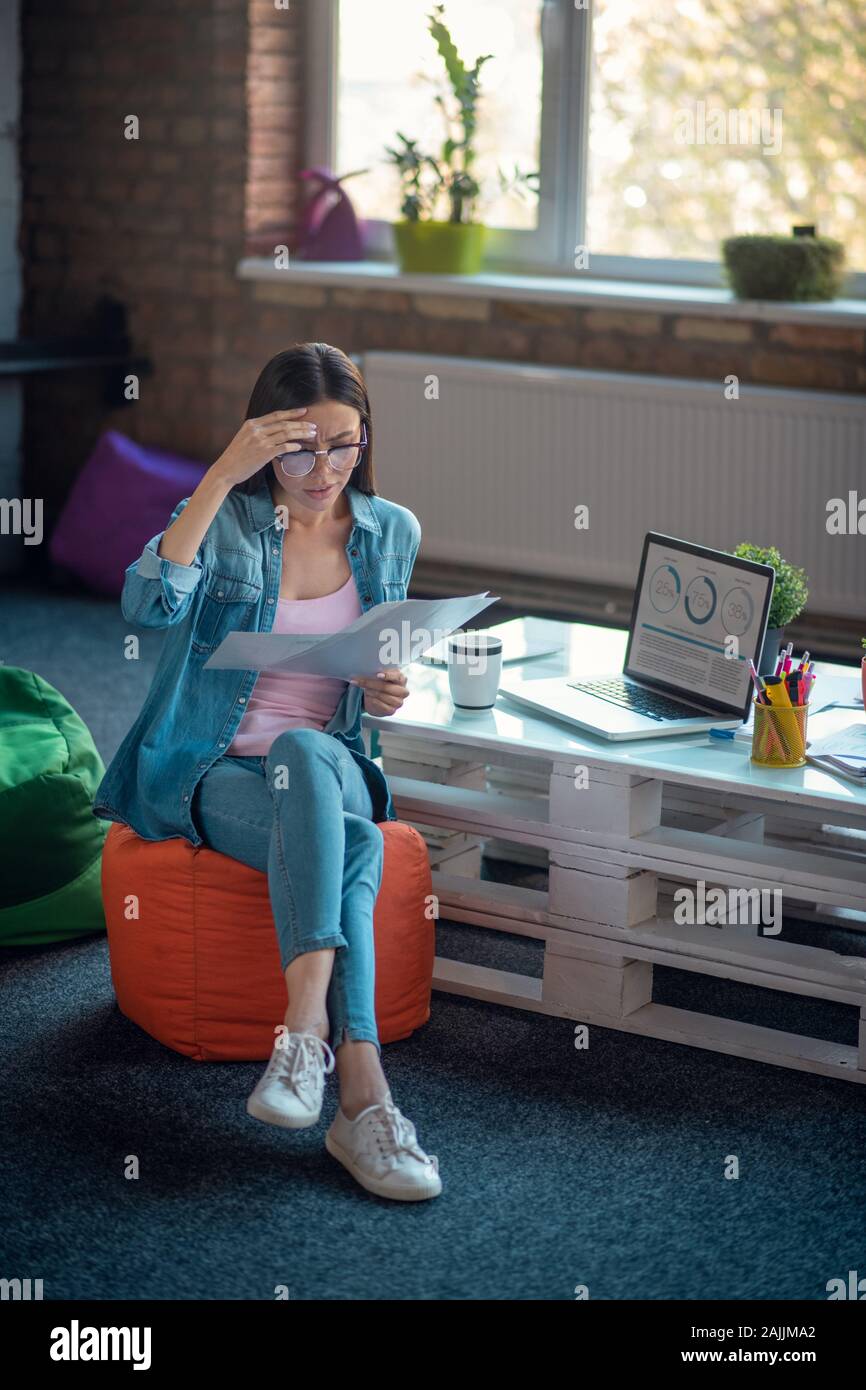 Schön smart Geschäftsfrau, die sich auf Ihre Arbeit Stockfoto