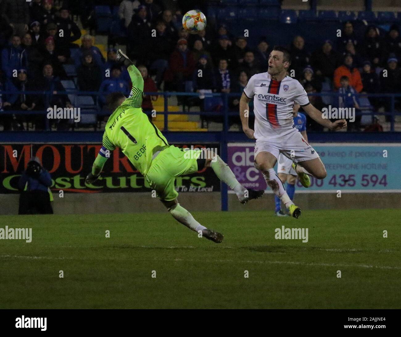 Nordirland, Großbritannien. Am 4. Januar 2020. Mourneview Park, Lurgan, Nordirland. 04. Jan 2019. Sadler's Spitzer Blinder Irish Cup (Runde 5). Glenavon mit v Coleraine (weiß). Aktion aus der heutigen fünften Runde binden. Eoin Bradley erhält in der Partitur Coleraine zweites Ziel. Credit: CAZIMB/Alamy Leben Nachrichten. Stockfoto