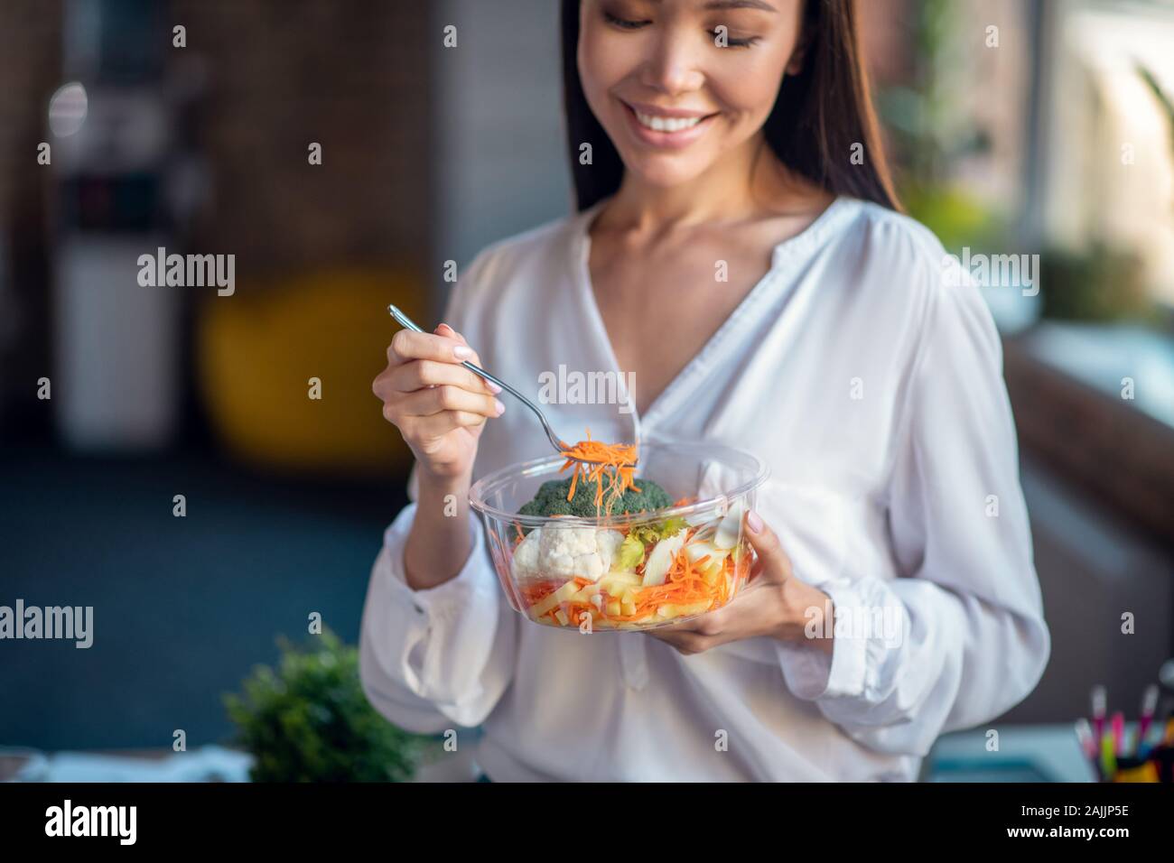 Happy passende Frau essen gesund essen Stockfoto