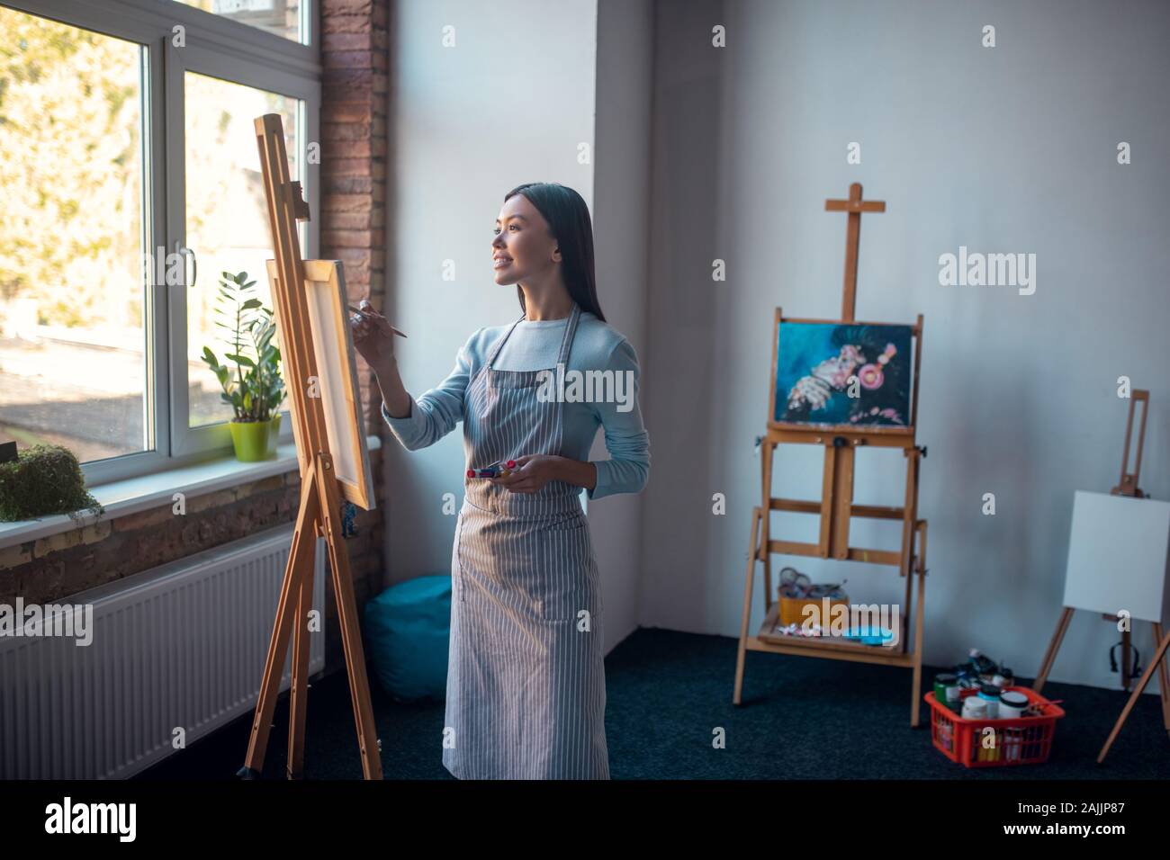 Nette gut aussehende Frau Kunst im Studio Stockfoto