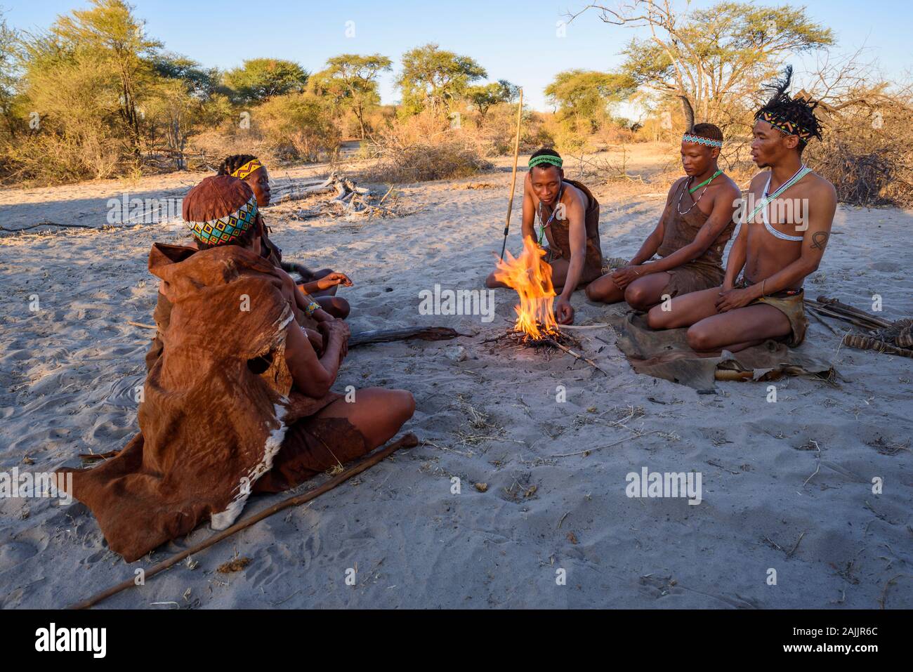 San Buschmännern Tanzen und Spielen um ein Feuer, Kalahari, Botswana Stockfoto