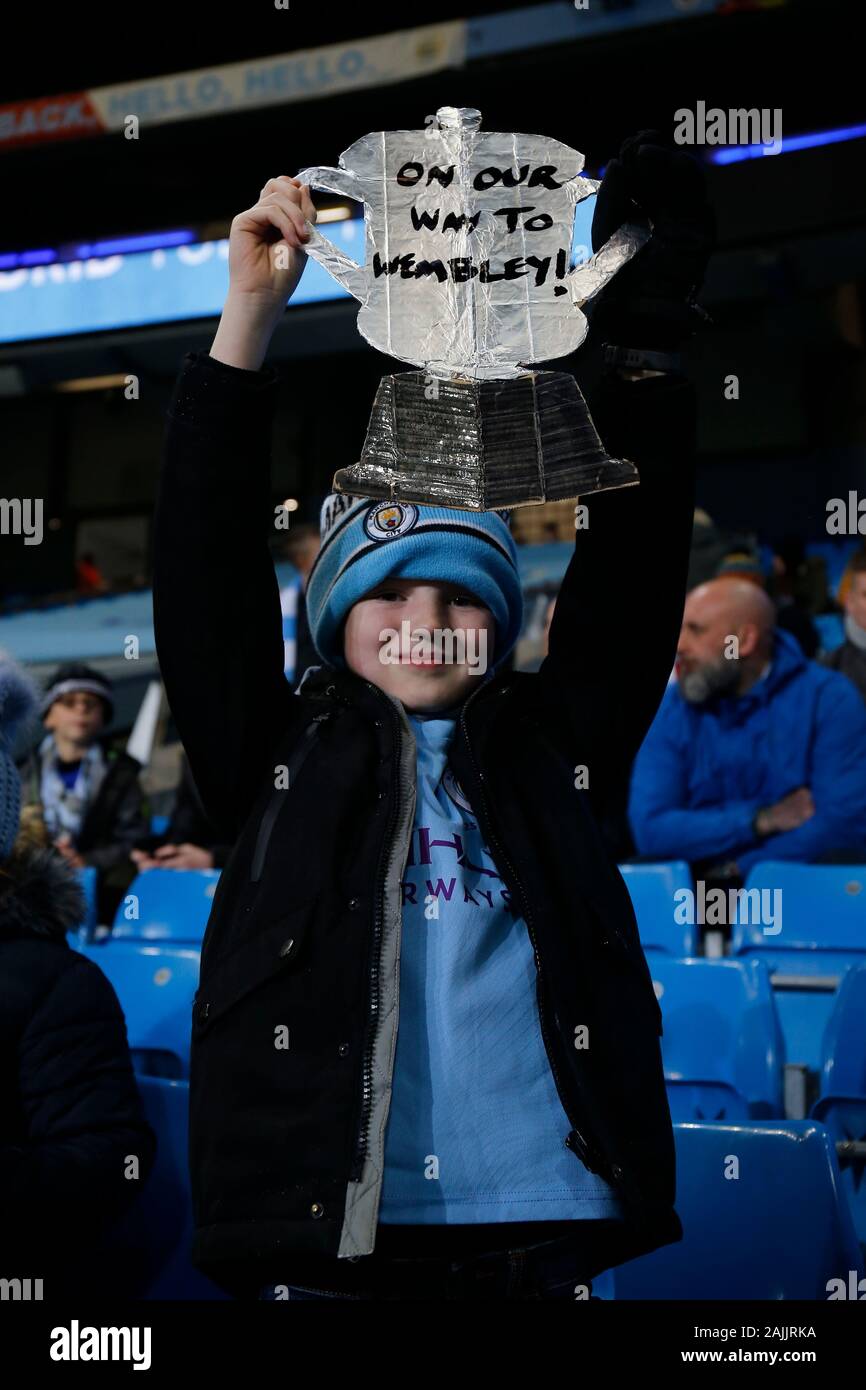 Manchester, Lancashire, UK. 4. Januar 2020; Etihad Stadium, Manchester, Lancashire, England; den englischen FA Cup Fußball, Manchester City gegen Port Vale; eine junge Stadt Ventilator stellt mit einem home FA Cup, die vor dem Spiel - Streng redaktionelle Verwendung. Keine Verwendung mit nicht autorisierten Audio-, Video-, Daten-, Spielpläne, Verein/liga Logos oder "live" Dienstleistungen. On-line-in-Match mit 120 Bildern beschränkt, kein Video-Emulation. Keine Verwendung in Wetten, Spiele oder einzelne Verein/Liga/player Publikationen Stockfoto