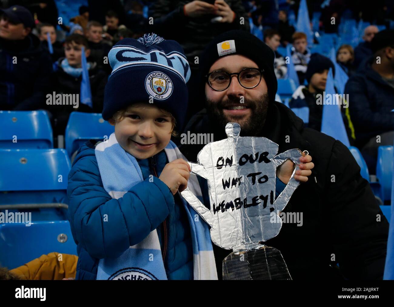 Manchester, Lancashire, UK. 4. Januar 2020; Etihad Stadium, Manchester, Lancashire, England; den englischen FA Cup Fußball, Manchester City gegen Port Vale; Vater und Sohn Stadt fans posieren für die Kamera vor dem Spiel - Streng redaktionelle Verwendung. Keine Verwendung mit nicht autorisierten Audio-, Video-, Daten-, Spielpläne, Verein/liga Logos oder "live" Dienstleistungen. On-line-in-Match mit 120 Bildern beschränkt, kein Video-Emulation. Keine Verwendung in Wetten, Spiele oder einzelne Verein/Liga/player Publikationen Stockfoto