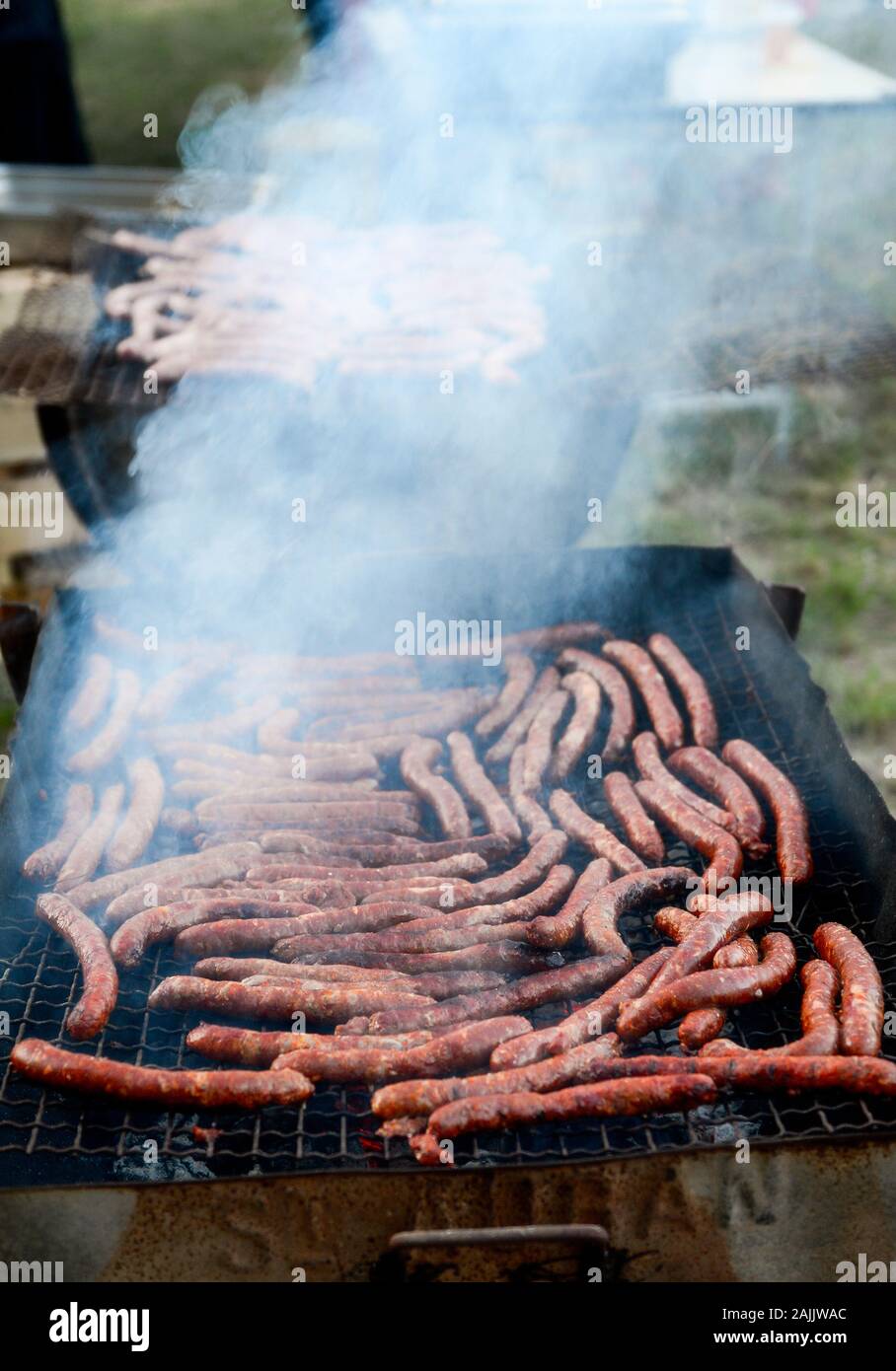 Provence würstchen Kochen im Freien über Holzkohle Stockfoto