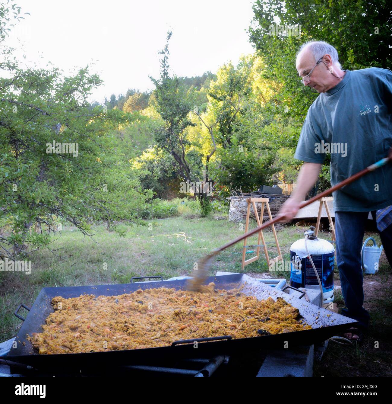Man Paella Kochen im Freien für 100 Personen Stockfotografie - Alamy
