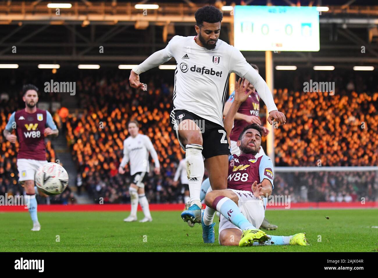 LONDON, ENGLAND - Januar 4, 2020: Cyrus Christie von Fulham und Neil Taylor von Villa dargestellt während der FA Cup 2019/20 dritte runde Spiel zwischen FC Fulham und Aston Villa FC im Craven Cottage. Stockfoto