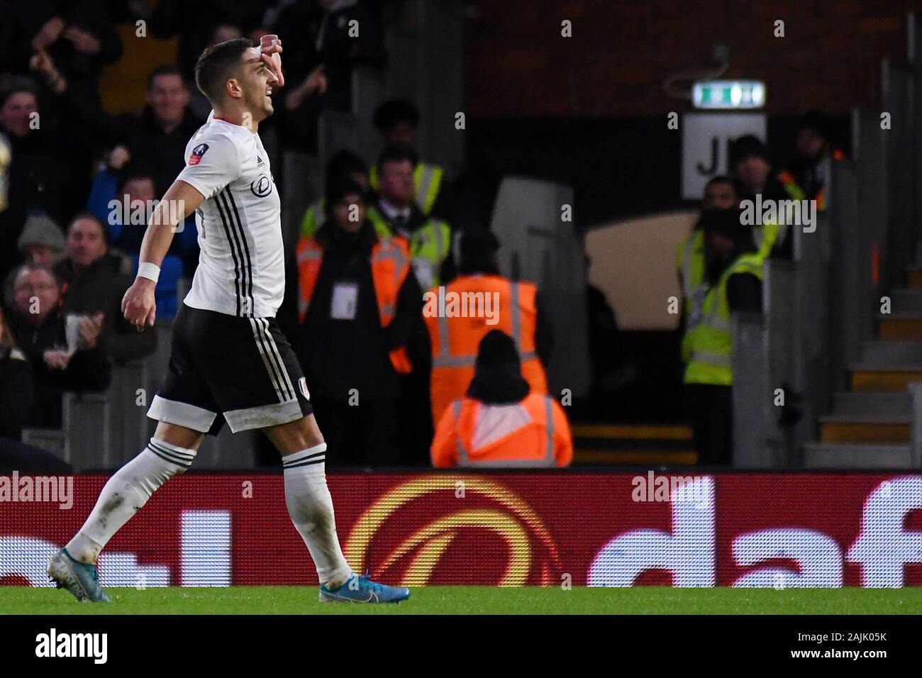 LONDON, ENGLAND - Januar 4, 2020: Anthony Knockaert von Fulham feiert, nachdem er ein Ziel während der FA Cup 2019/20 dritte runde Spiel zwischen FC Fulham und Aston Villa FC im Craven Cottage gezählt. Stockfoto