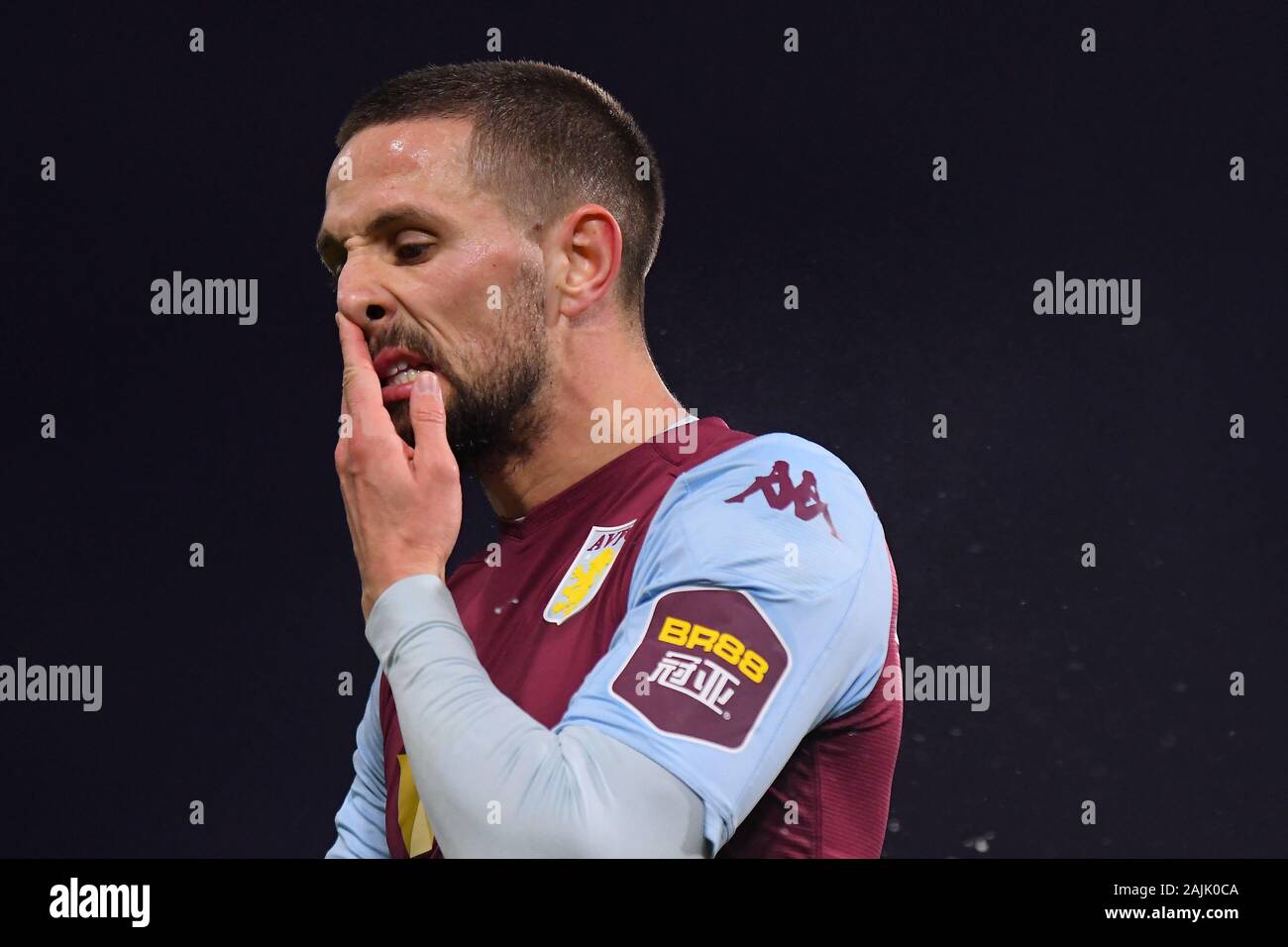 LONDON, ENGLAND - Januar 4, 2020: Conor Hourihane von Villa dargestellt während der FA Cup 2019/20 dritte runde Spiel zwischen FC Fulham und Aston Villa FC im Craven Cottage. Stockfoto