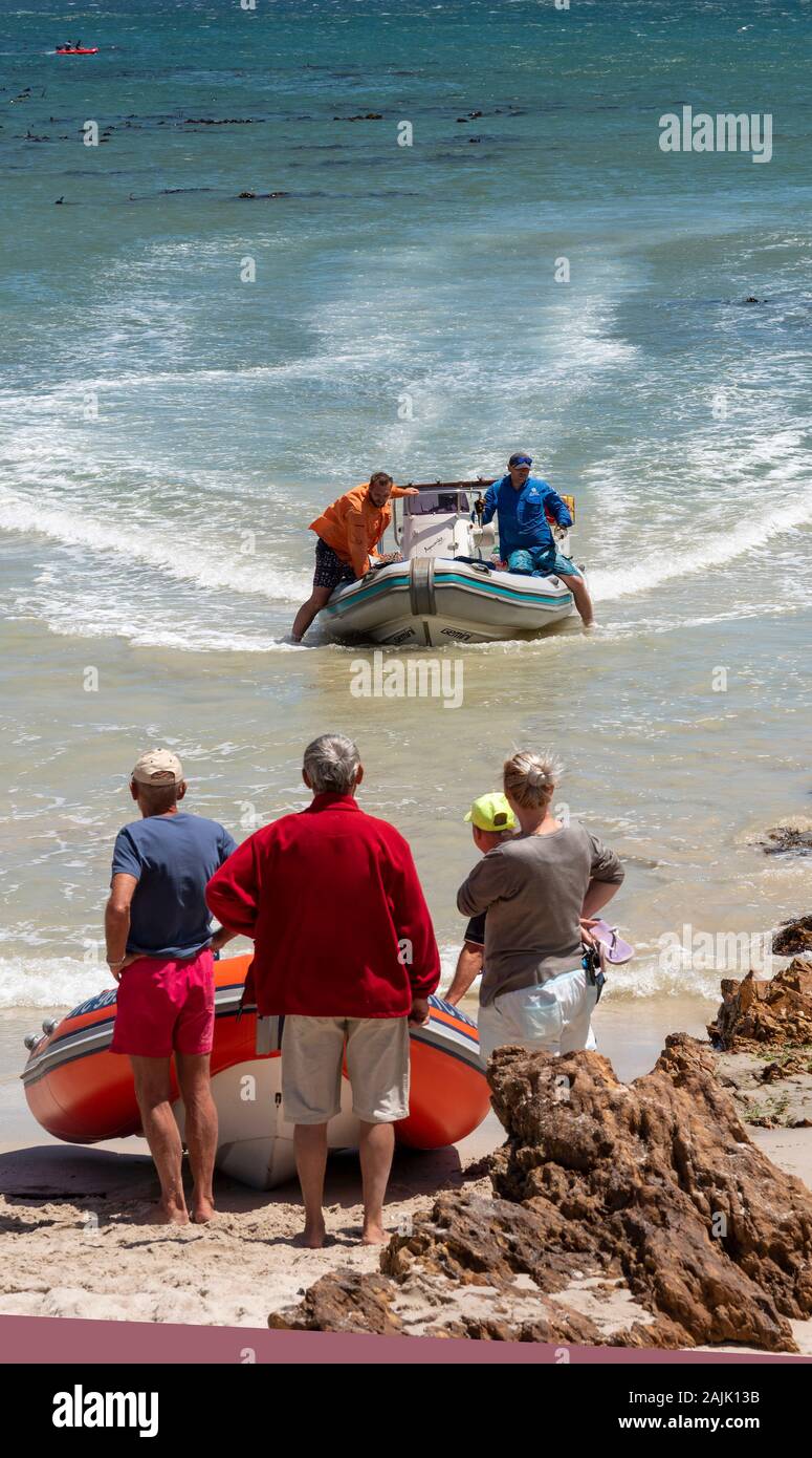 Rooiels, Western Cape, Südafrika. Dezember 2019, die belebten Strand bei Rooiels für die Eröffnung der Cray. Stockfoto