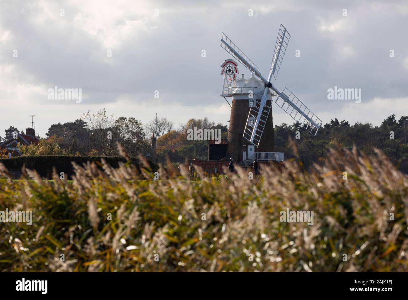 Die Mühle aus dem 18. Jahrhundert und das Dorf Cley next das Meer, Norfolk, England, Vereinigtes Königreich, Europa Stockfoto