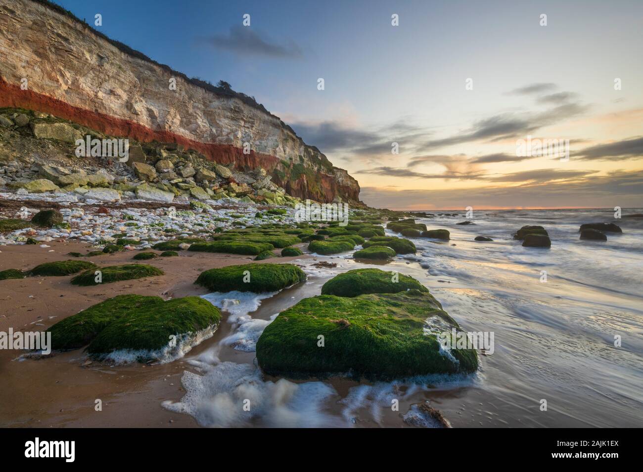 Die geschichtete Felsen von Old Hunstanton Strand bei Sonnenuntergang, Hunstanton, Norfolk, England, Vereinigtes Königreich, Europa Stockfoto