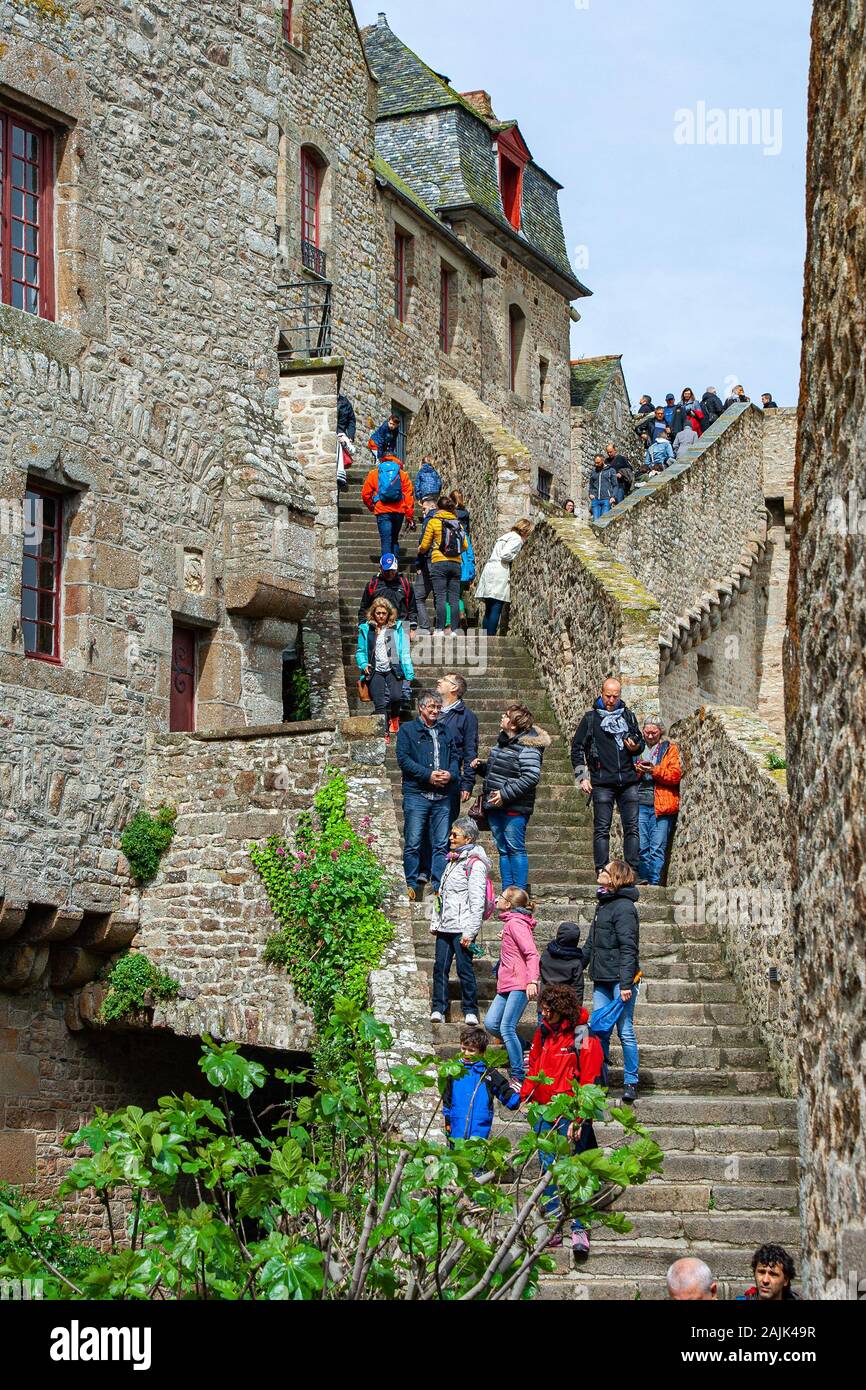 Touristen besuchen Mont Saint Michel, Normandie, Frankreich Stockfoto